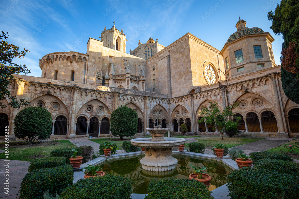 Fototapeta premium Fountain in the Gothic cloister of Tarragona Cathedral, Catalonia, Spain