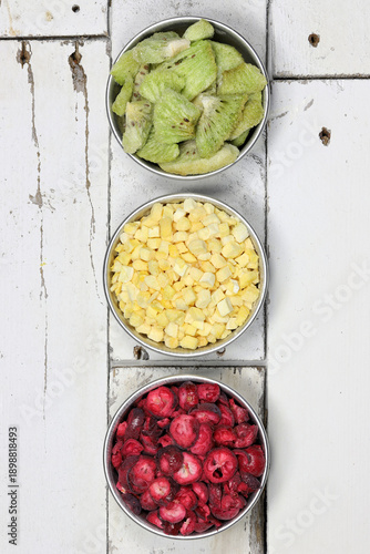 freeze-dried fruits (cranberries, mango, kiwi) in aluminum bowls representing a traffic light