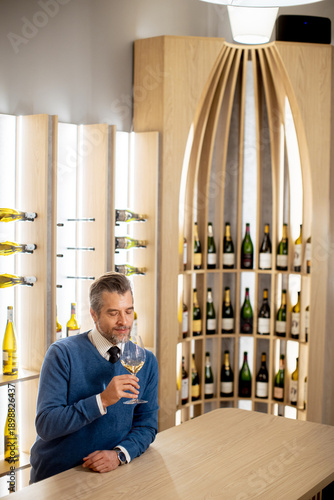 Elegant wine tasting at a m...