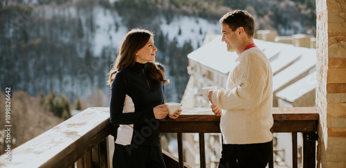 Couple enjoys drinks on bal...