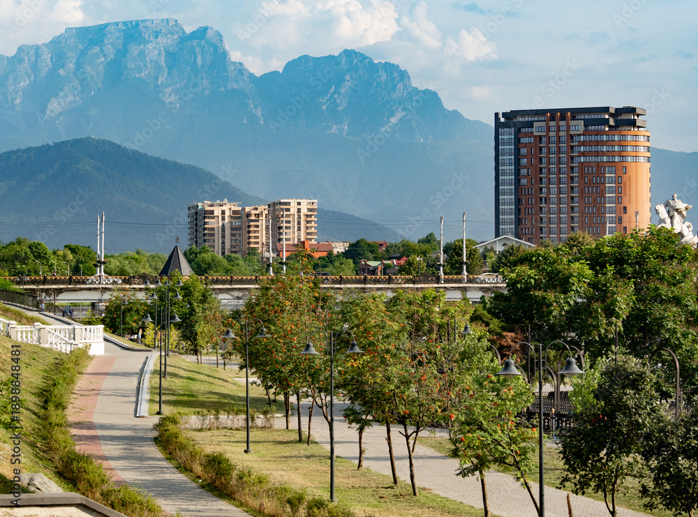 Φωτογραφία Panoramic view on Vladikavkaz city with Terek river embankment, Cast iron bridge and Stolovaya mount in North Ossetia