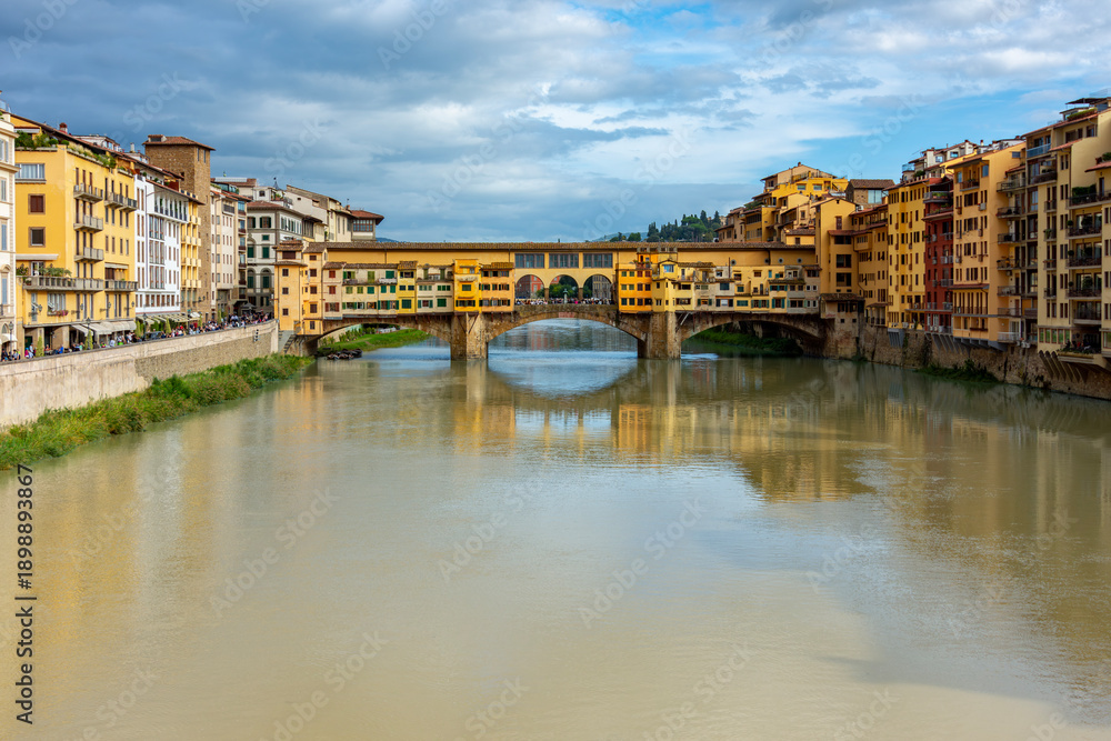 Fototapeta premium Ponte Vecchio bridge over Arno river in Florence, Italy