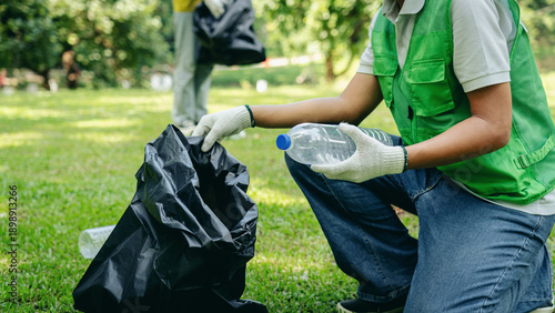 Cuadro en lienzo Volunteers collecting plastic bottles recycling waste environmental protection p