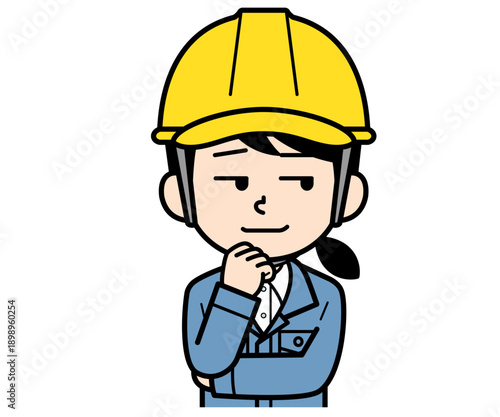 不敵に笑うヘルメットをかぶった現場監督の女性