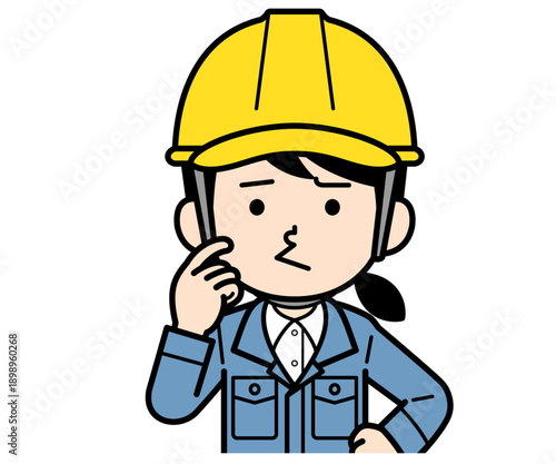 不満顔のヘルメットをかぶった現場監督の女性