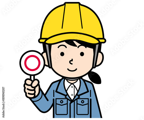 マル札を持つヘルメットをかぶった現場監督の女性