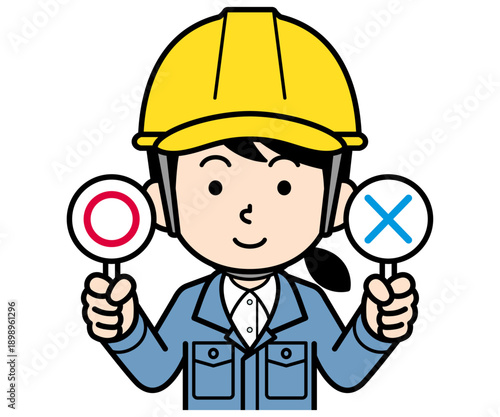 マルバツ札を持つヘルメットをかぶった現場監督の女性