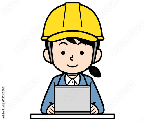 ノートパソコンを使うヘルメットをかぶった現場監督の女性