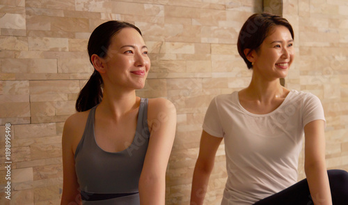 Wallpaper Mural 女性　ミドルエイジ　ホットヨガ　2人 Torontodigital.ca