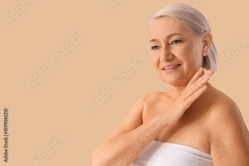 Beautiful mature woman on b...