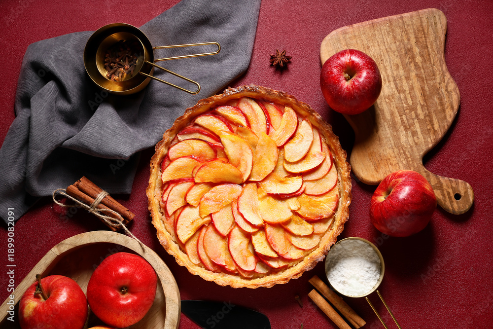 Obraz premium Composition with delicious apple pie and ingredients on red grunge background