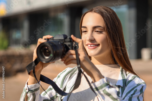 Young female photographer w...