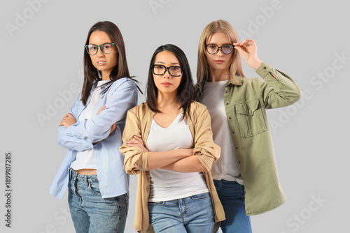 Beautiful young women on gr...