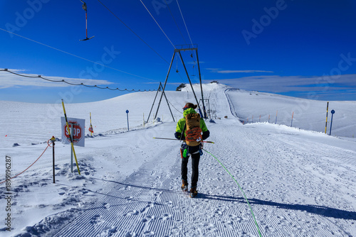 Foto Mountaineer with crampons on ski slope in ski area Matterhorn Glacier Paradise a