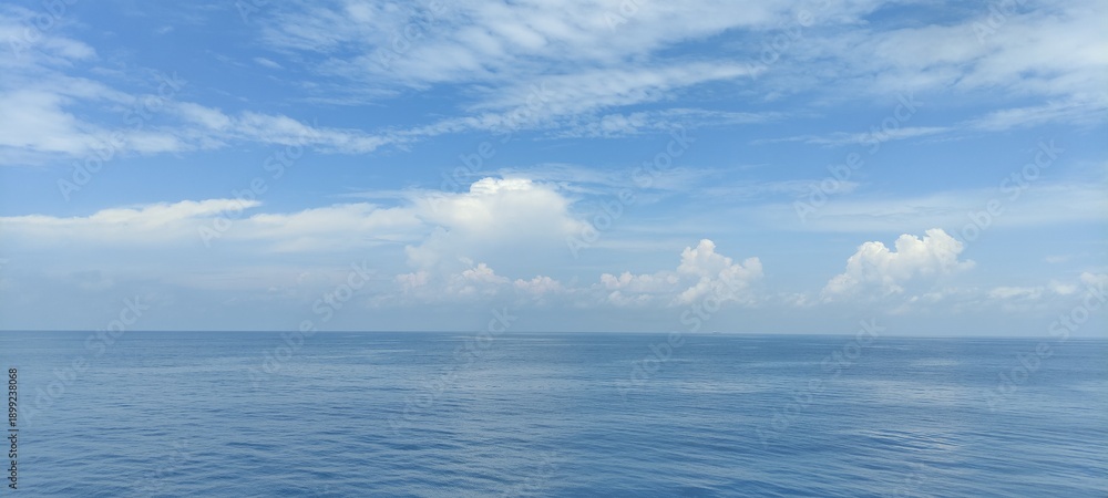 Obraz premium Blue sky, clouds and ocean 