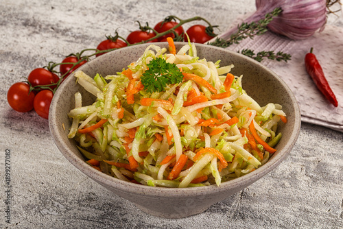 Foto Vegan salad with kohlrabi and carrot