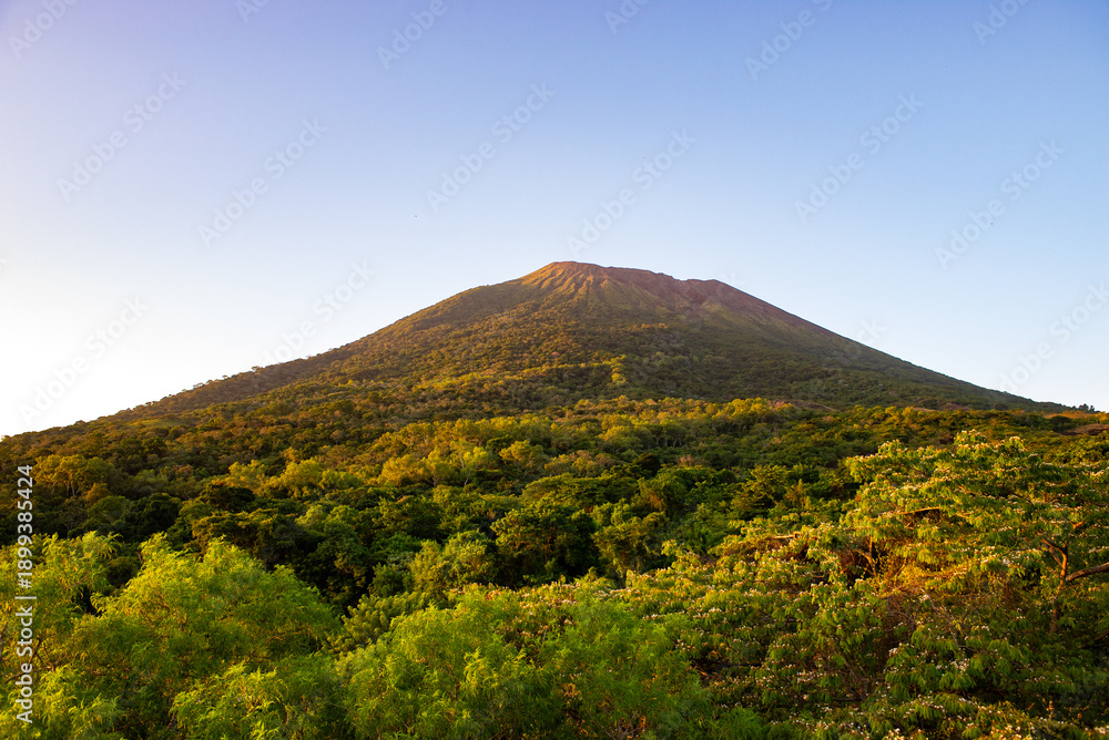 Obraz premium Chaparrastique Volcano. Majestic Volcanic Mountain and Lush Green Forest