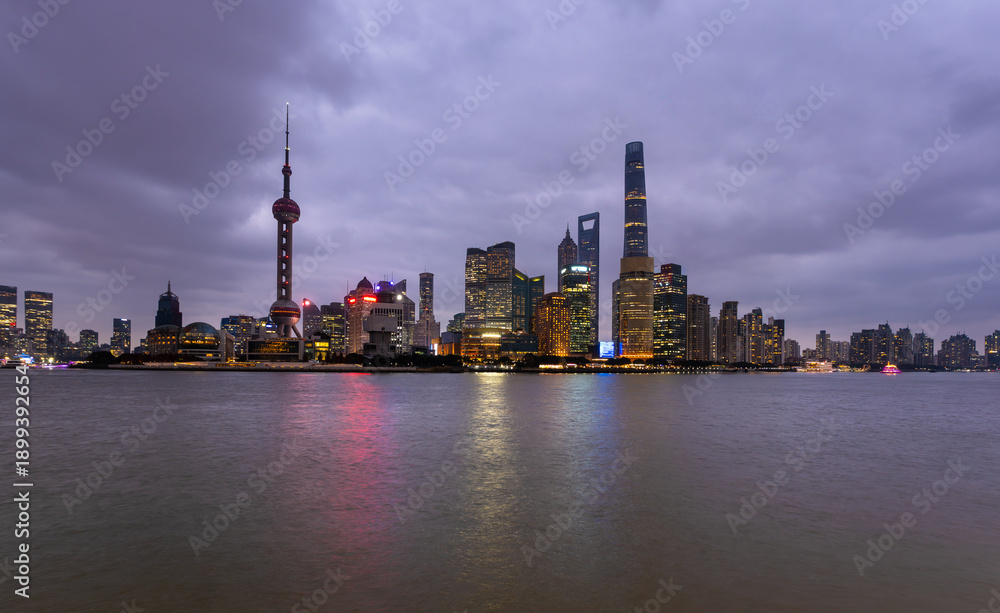Naklejka premium Shanghai, China: Panoramic view of Shanghai facing the skyscrapers of Pudong financial district at dusk in China.