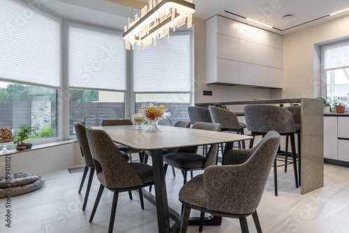 Fotografie Modern open plan dining room and kitchen with pet bed detail