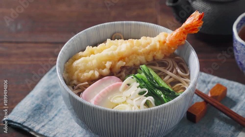 海老天とかまぼこを添えた温かい天ぷらそば