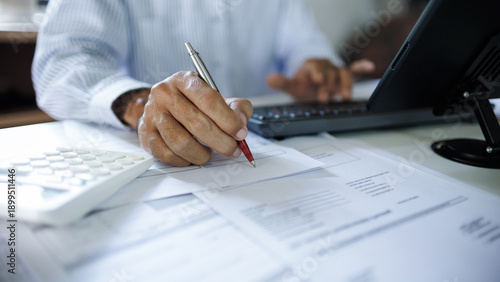 Fotografía close up shot, accountant working with computer reviewing the company's accounts