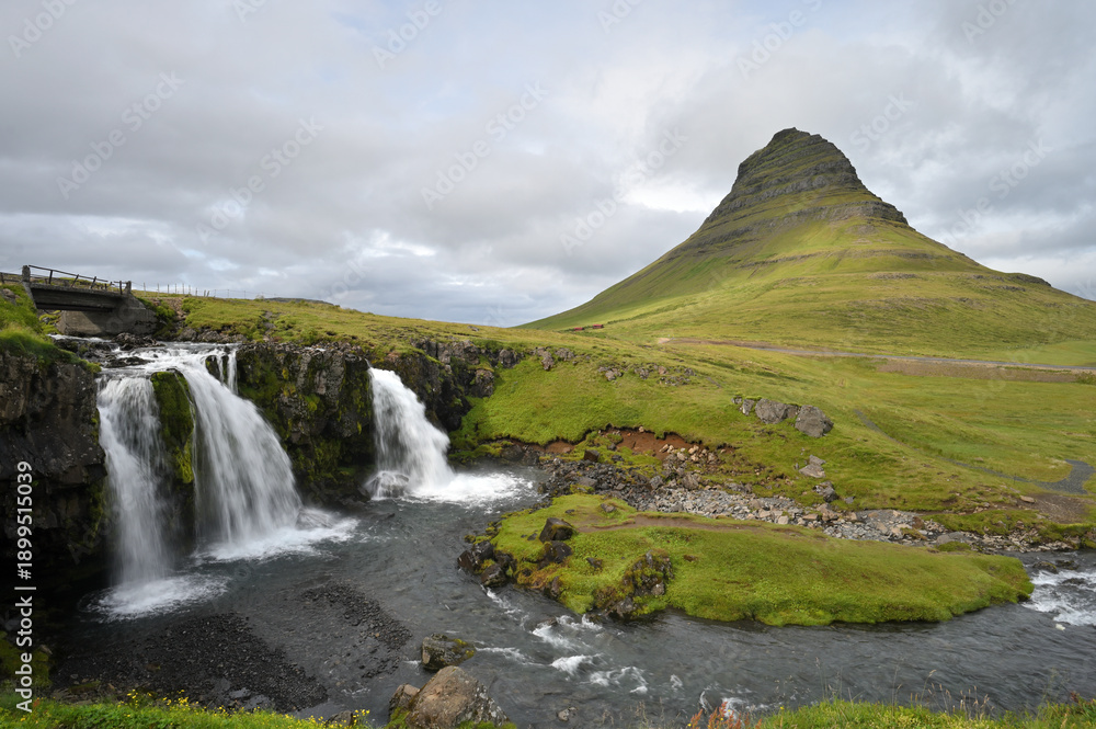 Obraz premium Kirkjufell Volcano Mountain with waterfalls, Iceland