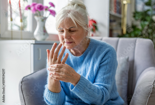 Fotografie Senior woman suffering from pain in her hand