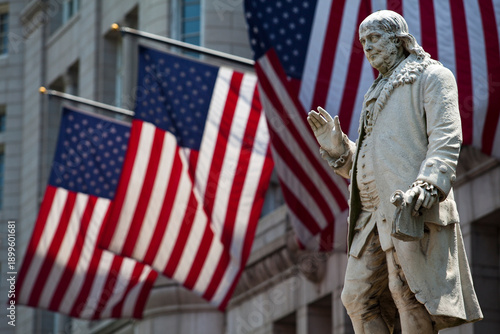 Slika na platnu Statue of Benjamin Franklin outside Old US Post Office, Washington DC, USA