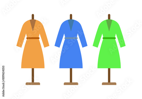 Tres vestidos de colores en maniquíes de madera