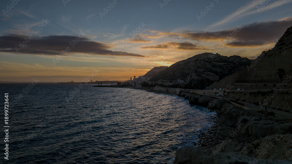 Obraz premium La Hora Dorada sobre la Costa Blanca: Castillo de Santa Bárbara y el mar Mediterráneo