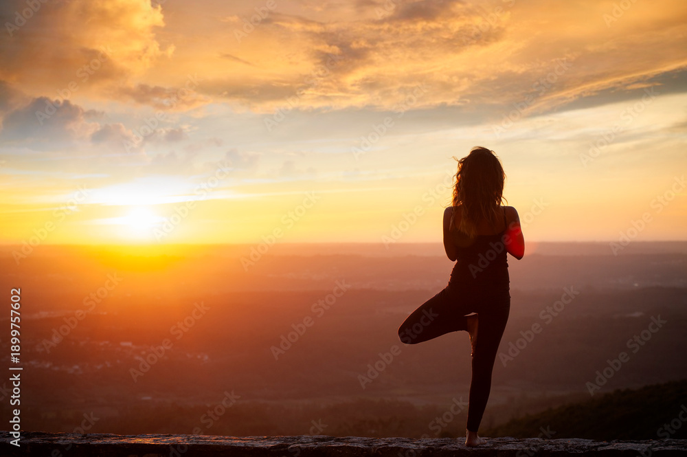 Fototapeta premium Yoga ao por do sol