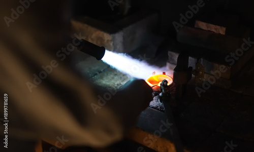 Fotografía Professional jeweler melting precious metal with gas torch.