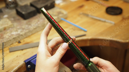 Foto Jeweler checking ring size with measuring mandrel.