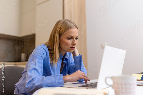 Photos Focused businesswoman working on laptop
