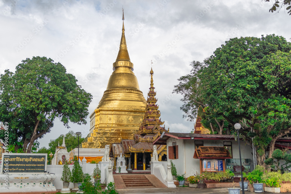 Fototapeta premium architectural element of the Wat Kaew don Tao Suchadaram, a temple in Lampang, Thailand