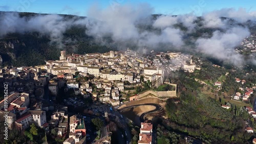 Il centro storico di Narni avvolto tra le nuvole, borgo medievale della provincia di Terni, Umbria, Italia.
Vista aerea della città Narni, meta turistica dell'Italia centrale.