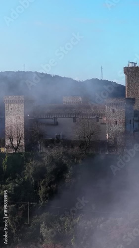 Il centro storico di Narni avvolto tra le nuvole, borgo medievale della provincia di Terni, Umbria, Italia.
Vista aerea della città Narni, meta turistica dell'Italia centrale.