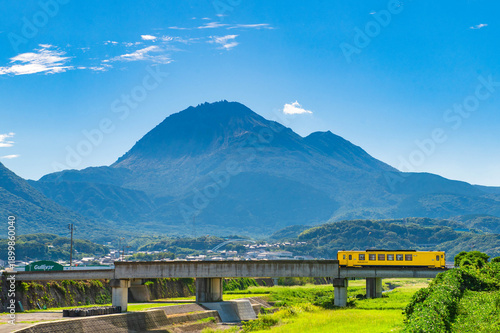 島原鉄道の車両と雲仙岳