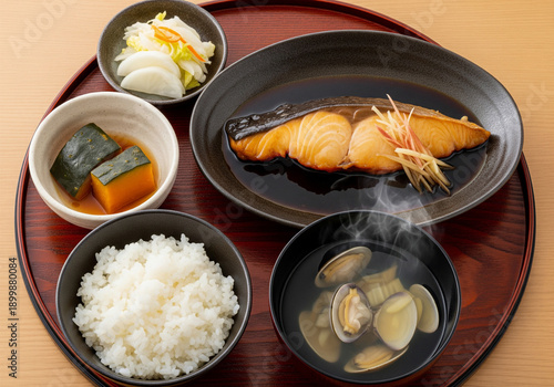 針生姜を添えた銀ダラの煮付けと貝汁がついた健康的な和食ランチ