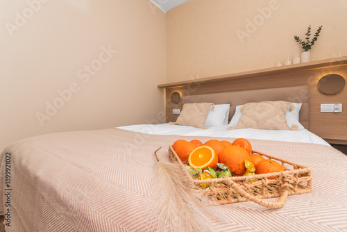 Łóżko w sypialni z pomarańczami