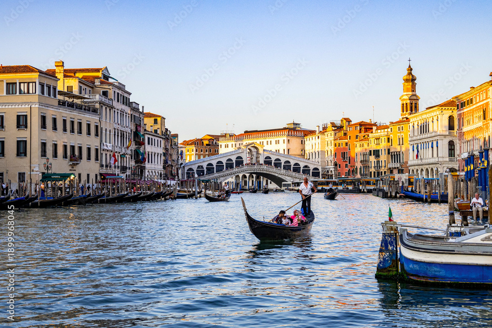 Fototapeta premium View of the famous Rialto Bridge in Venice (Italy)