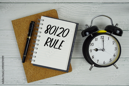 Foto 80 20 Rule text written on notepad with alarm clock on wooden background