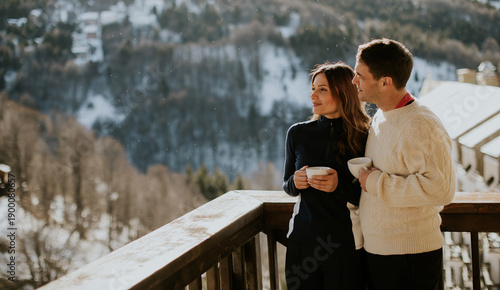 Couple enjoys warm drinks o...