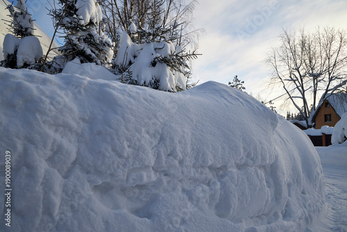 Obraz na plátně Car completely covered with deep snow in a residential area during winter