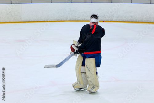 Canvas Print A hockey player attacks an opponent's goalkeeper