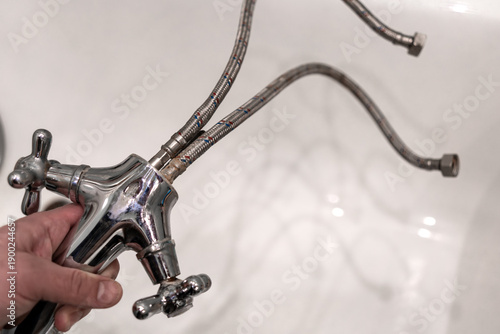 Dismantling an old broken bathroom faucet.Replacing the eyeliner in the mixer.Call a plumber.