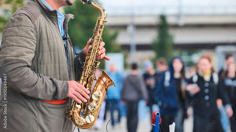 Naklejka premium Street musician playing saxophone performing for crowd outdoors