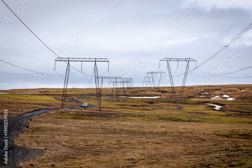 Foto High voltage transmission towers over unpaved dirt road in rural Iceland