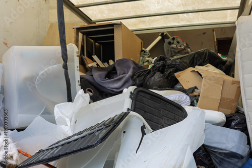 Fényképezés Overfilled removal truck with mixed household waste and junk
