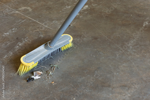 Cuadro en lienzo Industrial Broom Sweeping Debris on Concrete Warehouse Floor